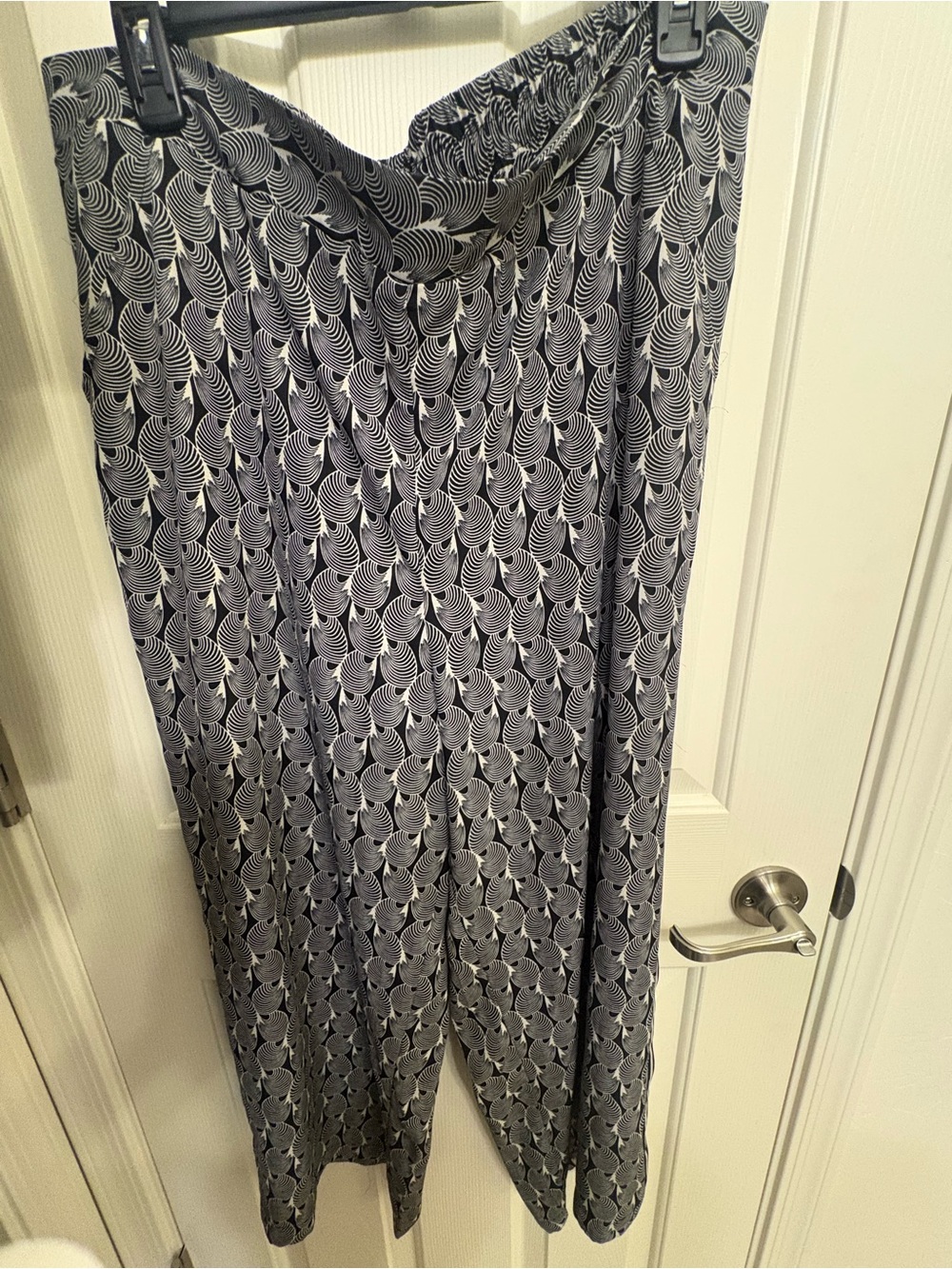 Max Studio Black & White Patterned Women's Capri pant.
